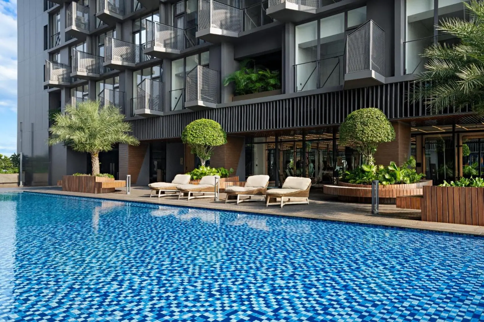 Model J Hotel BSD Carstensz — pool